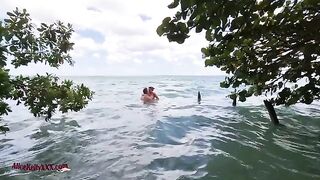 Babe has amazing sex right in the blue water