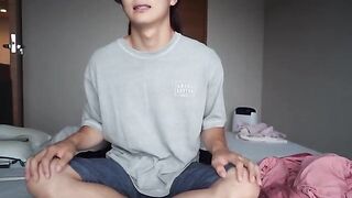 The hottest bitch dominates her man through face sitting and handjob