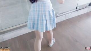 A Chinese girl is on vacation and meets a young guy