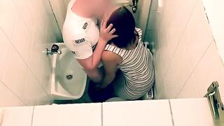Tinder date turns into a quickie in the restaurant toilet, pure fire!
