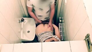 Tinder date turns into a quickie in the restaurant toilet, pure fire!