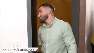 Richelle Ryan smacks her bubble butt for a husband’s disappointment