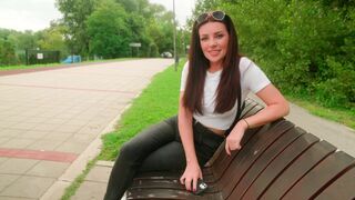 Public blowjob with a risk of being caught in the park