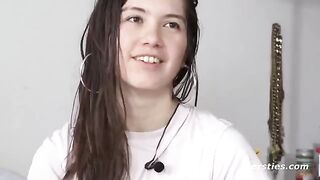 American babe masturbates in the bathtub with erotic charm