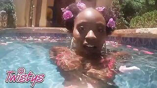 Elsie shakes her round booty while swimming naked in the pool