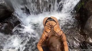 Amateur with huge ass gets fucked by the waterfall