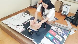 A stepsister fucks in her hole through a box and receives a cumshot