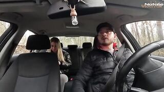 A hot girl got into the taxi and agreed to have sex right there