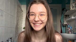 Fucked the juicy teenager with a huge dick in the kitchen