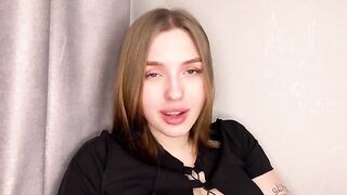A girl with a juicy ass enjoys herself at home and reaches a climax