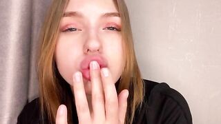 A girl with a juicy ass enjoys herself at home and reaches a climax