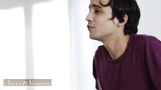 Anna Claire Clouds receives a warm welcome at her boyfriend's house