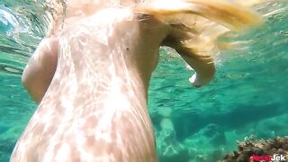 Babe has amazing sex on the beach with a big ass