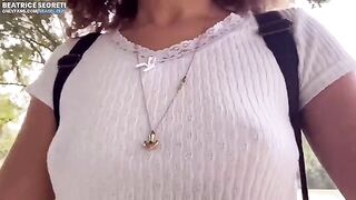 Masturbazione e orgasmo pubblico per una ragazza con sconosciuto che la guarda