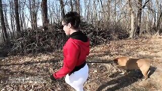 A sexy woman with big ass is doing gymnastics in yoga pants