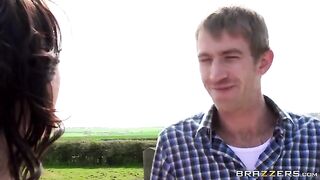 A man has sex with a juicy beauty on the hay