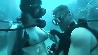 Two aqualangists fucked at the bottom of the sea