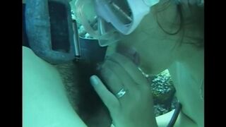 A man fucked a girl with a hairy pussy underwater in the pool