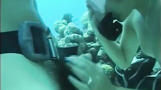 A man fucked a girl with a hairy pussy underwater in the pool