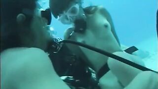 A man fucked a girl with a hairy pussy underwater in the pool