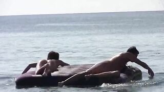 A young girl ran naked on the beach and admired her body