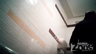 Camera hidden in the toilet, a daring peek inside