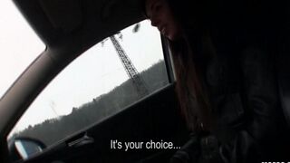 A cunning taxi driver made a bold move to a passenger in the car