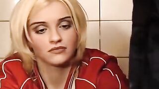 The washer got a sex accident in the toilet with a girl