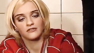 The washer got a sex accident in the toilet with a girl