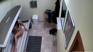 A hidden camera recorded a naked client in the Czech solarium