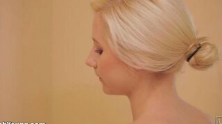 Babe masturbates with a toothbrush handle, she doesn’t mind fucking herself