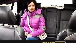A hot girl slept with her taxi driver because she couldn’t pay the fare