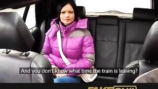 A hot girl slept with her taxi driver because she couldn’t pay the fare