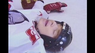 The fan gave the hockey player to fuck her in anal after the game