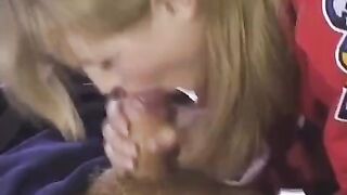 The fan gave the hockey player to fuck her in anal after the game