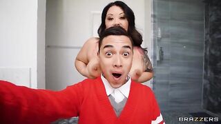 She took a selfie with a guy and now she needs his help