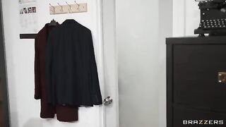 College student sneaks to glory hole and fucks with stranger