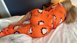 The girl in sexy pajamas wants to be fucked early in the morning