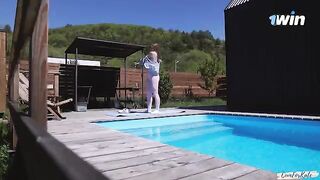 A girl improved her physique and had sex in the swimming pool