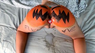 Babe asked her boyfriend to smash the pumpkin while making love