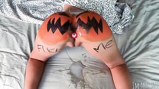 Babe asked her boyfriend to smash the pumpkin while making love