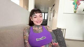 A girl with a split tongue fucks without condoms and breeds cum in her pussy