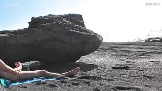 A girl has no swimsuit, she rubs herself and a guy jerks off