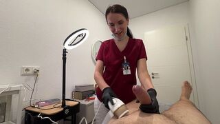 A hot nurse smoothes everything out before sucking with latex gloves