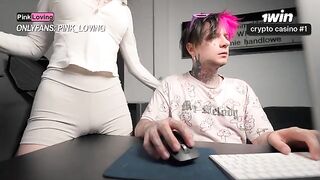 A hot girl rubs her pussy on the rubbing table to achieve orgasm