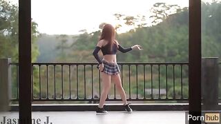 The girl with the machine fucks herself to get a wet pussy squirt
