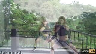 The girl with the machine fucks herself to get a wet pussy squirt